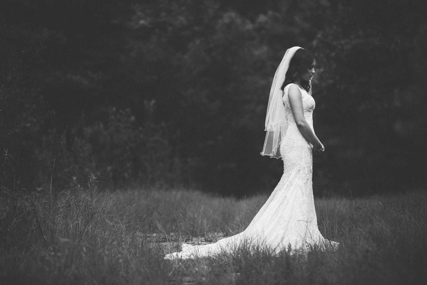 outdoor woodsy bridal pictures